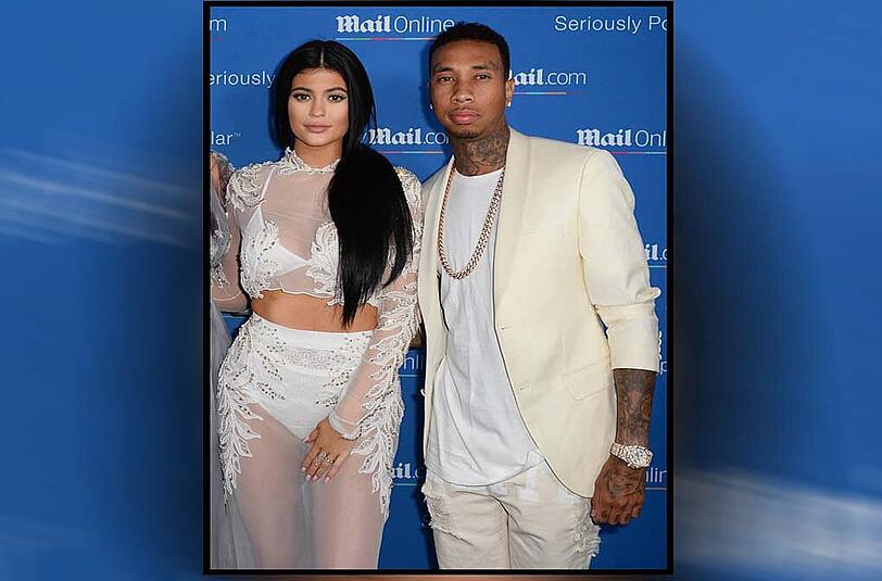 Was versteckt Kylie Jenner denn da unter ihrer Hand. Ist ihr der weiße Schlüpfer etwa peinlich?