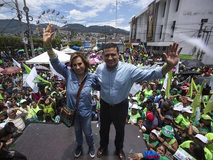 Sandra Torres (l), Präsidentschaftskandidatin der Nationalen Union der Hoffnung, und Carlos Raul Morales (r), Kandidat für die Vizepräsidentschaft.