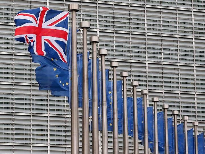EU-Flaggen und ein Union Jack wehen vor dem Gebäude der Europäischen Kommission in Brüssel.