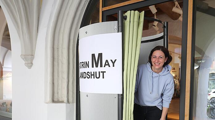 Barbara Reichert in der fahrbaren Umkleidekabine in der Altstadt.