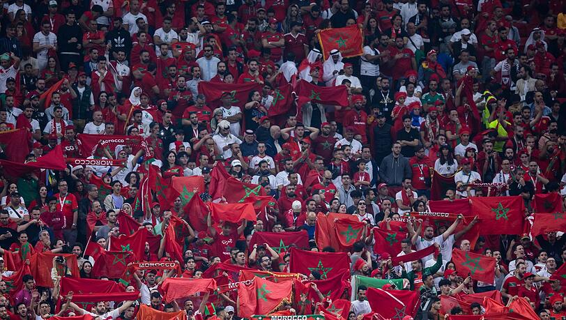 Fans aus Marokko jubeln im Stadion. Fans aus Marokko jubeln im Stadion.