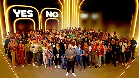 160 Kandidatinnen und Kandidaten kämpfen in der Show um den Gewinn.