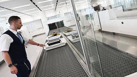 Ein Mitarbeiter der Sicherheitskontrolle &uuml;berpr&uuml;ft am Flughafen M&uuml;nchen ein Gep&auml;ckst&uuml;ck. Wer in der Passagierkontrolle arbeitet, bekommt im Monat mehr als 4000 Euro brutto.