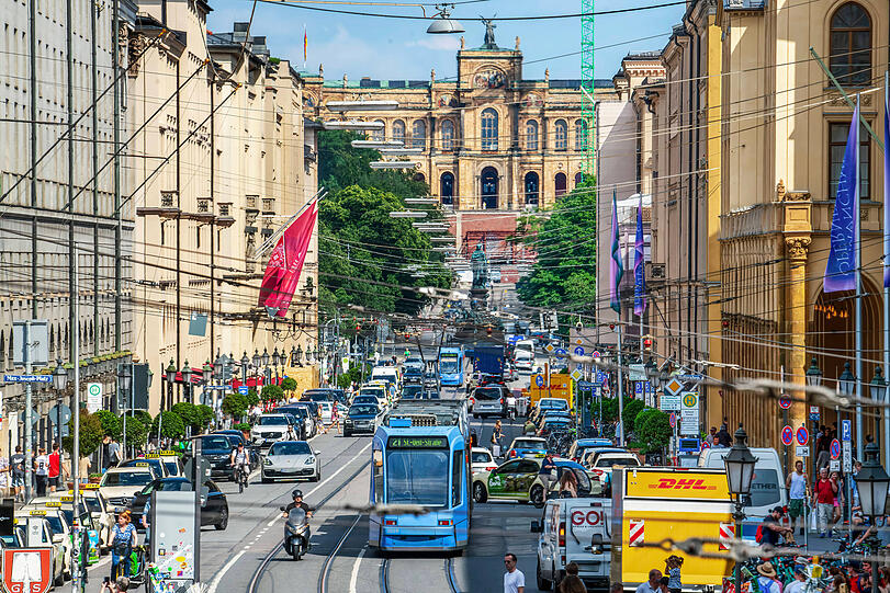 Die Maximilianstrasse mit Bayerischem Landtag im Hintergrund &ndash; auf M&uuml;nchens Prachtmeile ist jetzt eine beliebter Boutique zur&uuml;ckgekehrt.