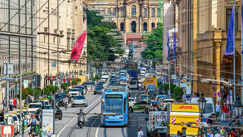 Die Maximilianstrasse: Hier wollte ein Autofahrer rechts an einer Tram vorbeifahren. (Symbolbild)