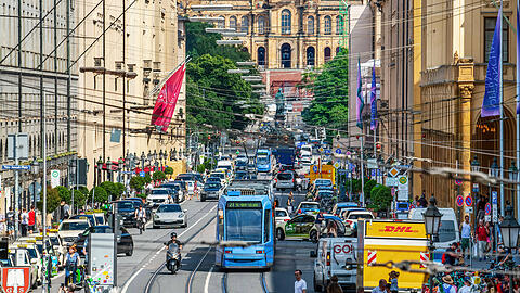 Die Maximilianstrasse mit Bayerischem Landtag im Hintergrund &ndash; auf M&uuml;nchens Prachtmeile ist jetzt eine beliebter Boutique zur&uuml;ckgekehrt.