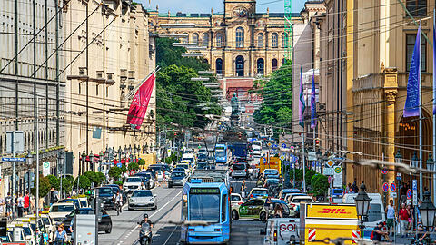 Die Maximilianstrasse mit Bayerischem Landtag im Hintergrund im Juli 2024