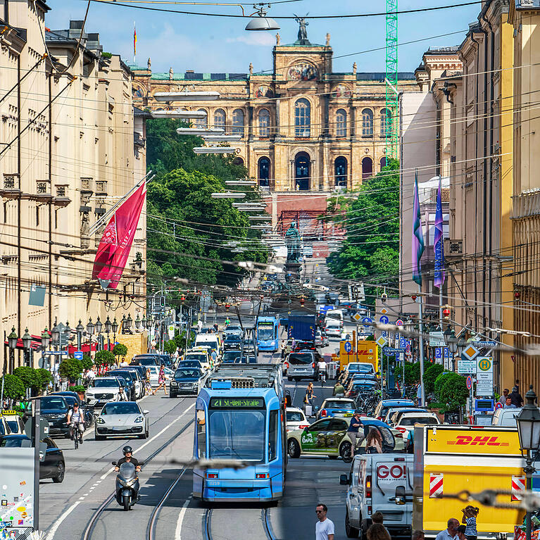 Die Maximilianstrasse mit Bayerischem Landtag im Hintergrund.