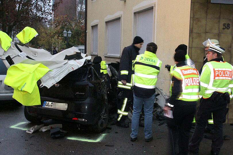 Schrecklicher Unfall in Dietenheim. Mitten im Stadtzentrum rasen 4 junge Menschen in den Tod.