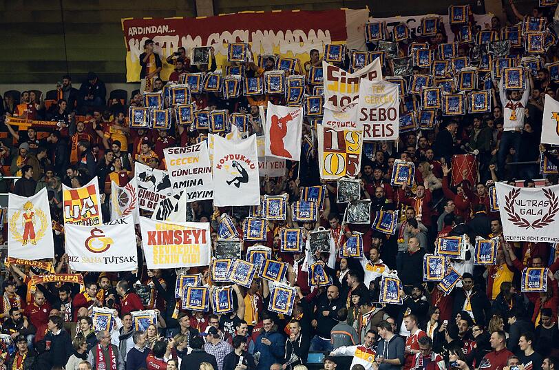 Selbstironische Fans: Die Anhänger von Galatasaray Istanbul mit der Aldi-Tüten-Aktion im Januar 2014.