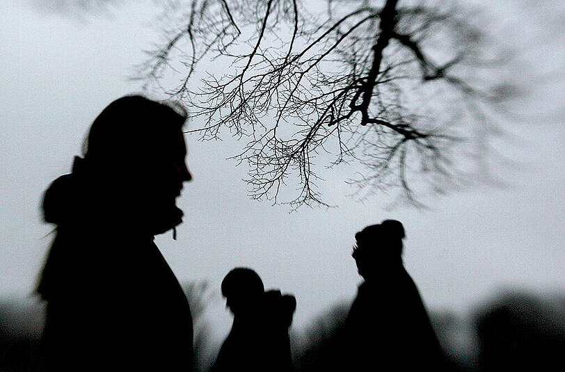 Fast jeder zehnte Mensch weltweit leidet nach Angaben der WHO an einer Depression oder starken Angstzuständen. Foto: Julian Stratenschulte/Illustration