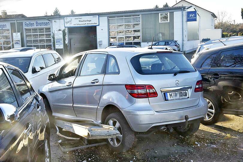 Der Mercedes räumte das "Auto der Woche" ab - und auch die daneben geparkten Gabrauchtwagen wurden ramponiert.