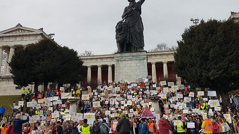 Mit einer Sternfahrt zur Theresienwiese haben Ehrenamtliche gegen Abschiebungen nach Afghanistan protestiert.