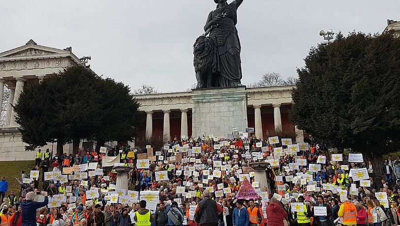 Mit einer Sternfahrt zur Theresienwiese haben Ehrenamtliche gegen Abschiebungen nach Afghanistan protestiert. Mit einer Sternfahrt zur Theresienwiese haben Ehrenamtliche gegen Abschiebungen nach Afghanistan protestiert.