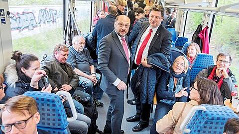 Mai 2017: Martin Schulz (M.) fährt mit dem Zug von Kiel nach Lübeck zu einer SPD-Wahlkampfveranstaltung. Heute ist klar: Dem Schulz-Zug ist das Feuer ausgegangen.