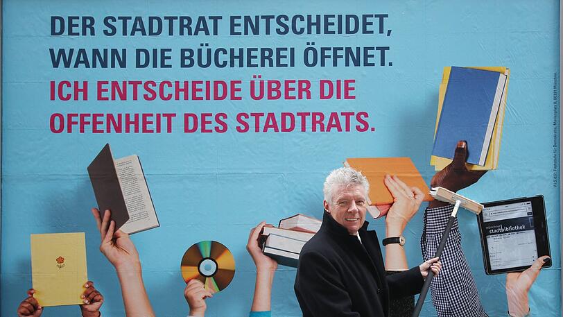 OB Dieter Reiter plakatiert ein neues Motiv der Kampagne im Prunkhof des Rathauses.