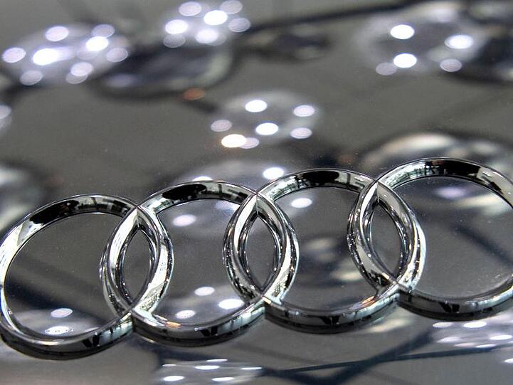 Blick auf das Audi-Logo. Foto: Marijan Murat/dpa/Symbolbild