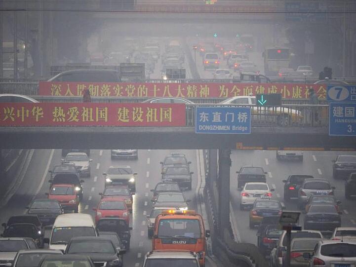 Verkehr in Peking: Die Massenmotorisierung schnürt Chinas Metropolen die Luft ab.