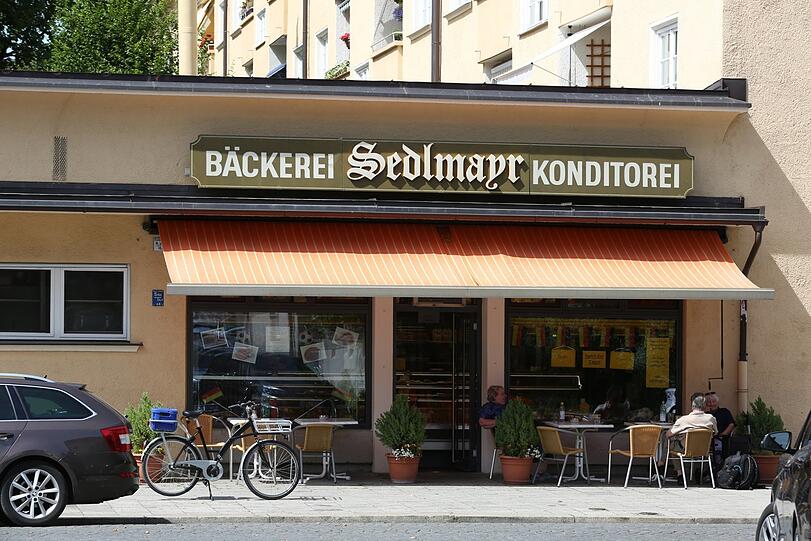 Ein gemütlicher Ratsch vorm Café - die Markise spendet Schatten.