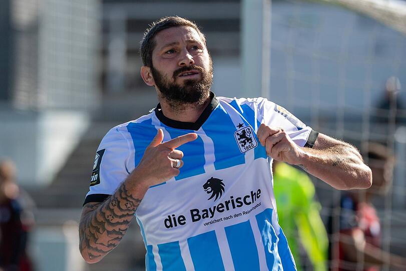 Sascha Mölders spielte von 2016 bis 2021 für die Löwen – am Sonntag streift er sich nochmal das Sechzig-Trikot über. Welche ehemaligen Spieler und Funktionäre sonst noch dabei sind, sehen Sie in unserer Bilderstrecke. Klicken Sie sich durch!