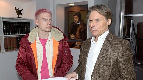 "GZSZ": Moritz (l.) bleibt nichts anderes übrig, als Gerner die Wahrheit über sein Geldproblem zu gestehen.