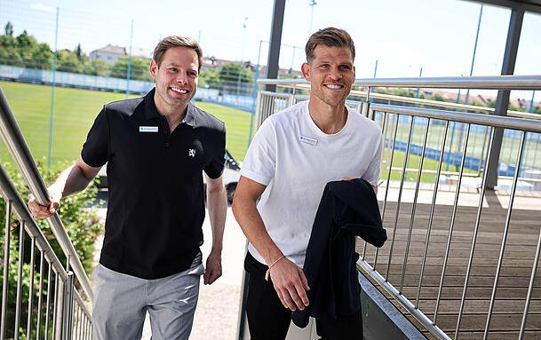 Sechzigs Sportchef Dr. Christian Werner (l.) mit Neuzugang Florian Niederlechner. Sechzigs Sportchef Dr. Christian Werner (l.) mit Neuzugang Florian Niederlechner.