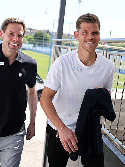 Sechzigs Sportchef Dr. Christian Werner (l.) mit Neuzugang Florian Niederlechner.