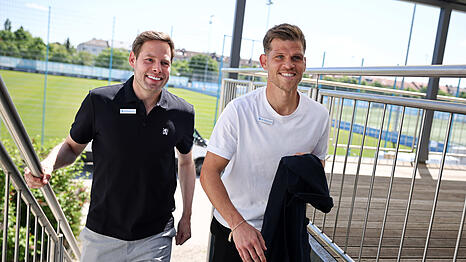 Sechzigs Sportchef Dr. Christian Werner (l.) mit Neuzugang Florian Niederlechner.