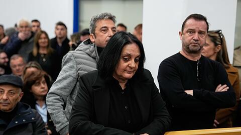 Angeh&ouml;rige der Opfer des Zugungl&uuml;cks bei Tempi verfolgten den Prozess in Larissa.