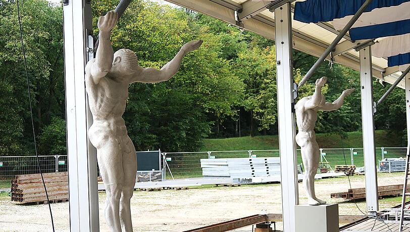 Nackte Tatsachen lassen das Museumszelt auf der Oidn Wiesn Form annehmen. Nackte Tatsachen lassen das Museumszelt auf der Oidn Wiesn Form annehmen.