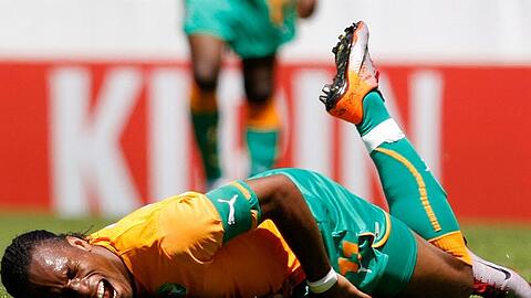Didier Drogba hat sich den Ellbogen gebrochen. Womöglich kann er mit einer Schiene spielen.