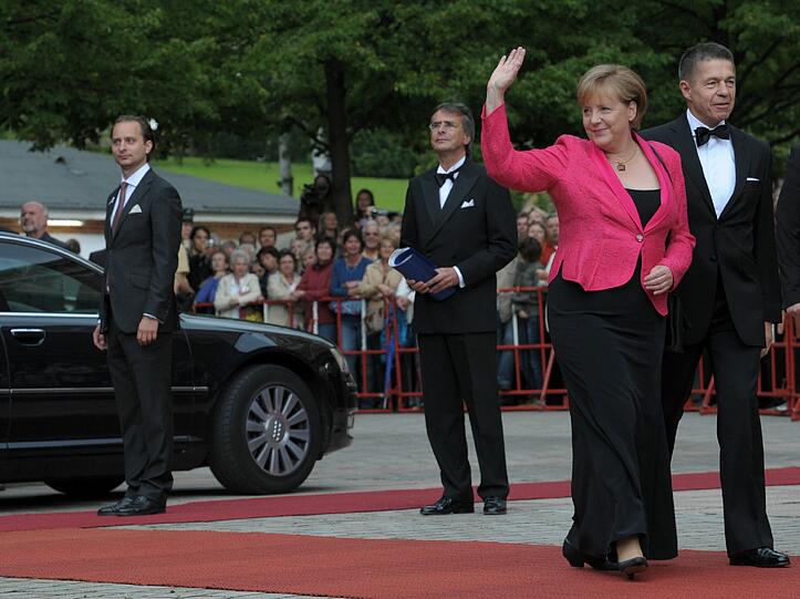 Man darf gespannt sein, in welchem Aufzug die Kanzlerin dieses Jahr nach Bayreuth reisen wird...
