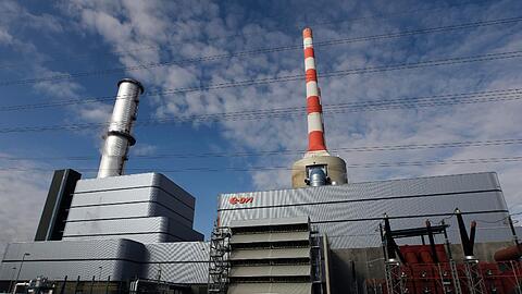Besucher in Irsching vor dem Gaskraftwerk. Deutschlands groesster Energieversorger E.on will zwei Gaskraftwerke in Bayern und Hessen nicht mehr zur kommerziellen Stromproduktion nutzen.