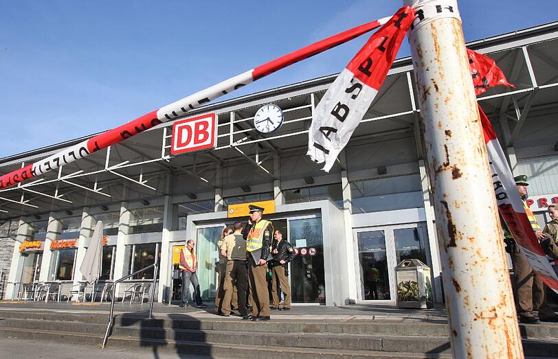 Der gesperrte Bahnhof wird ebenfalls durchsucht - der Täter wird dort aber nicht gefunden.