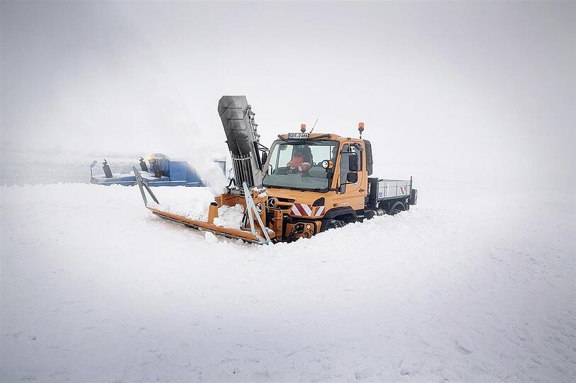 Meter für Meter arbeitet sich der mit einer Schneefräse bestückte Unimog am Großglockner nach oben.