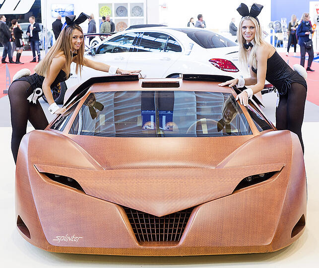 Messe-Bunnys legen Hand an ein futuristisches Tuning-Car.