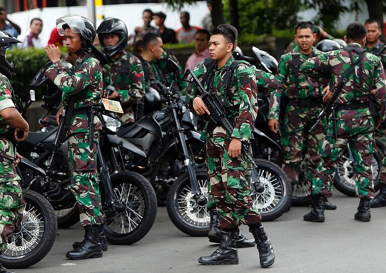 Terroranschlag in Indonesien: Bei einem Bombenanschlag und einer Schießerei in Jakarta sind mindestens sieben Menschen getötet worden.