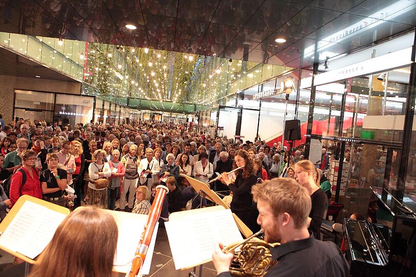 Die Beinahe-Volksoper "Gaach" in den Gasteig-Foyers.