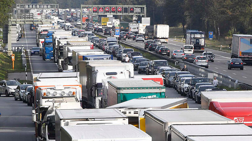 Der Lkw-Unfall legte die A8 mitten im Berufsverkehr lahm. Die Bilder.