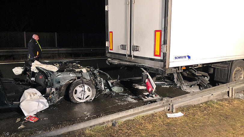 Das Ehepaar im Auto kam mit schwersten Verletzungen ins Krankenhaus. Der Lkw-Fahrer wurde zum Helden, weil er nach dem Unfall sofort das brennende Auto löschte. Die Bilder von der Unfallstelle.