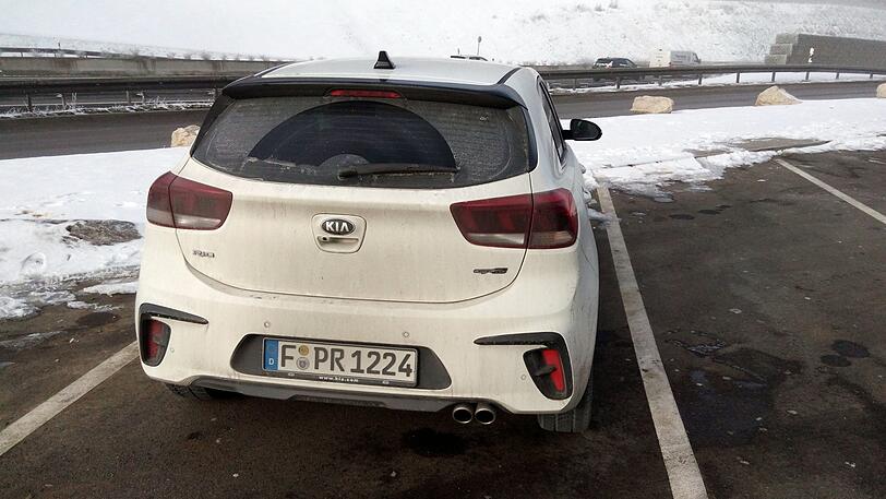 Hinters Steilheck des Kia Rio passen 325 bis 1103 Liter Gepäck.