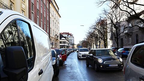 Schwieriges Terrain für Parkplatzsucher: Blick in die Wendl-Dietrich-Straße am Freitag.