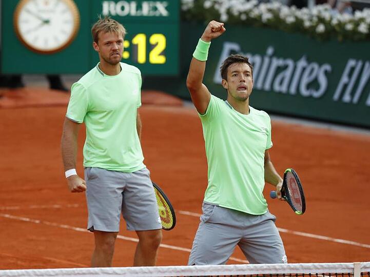 Kevin Krawietz (l) und Andreas Mies sind die ersten deutschen Doppel-Sieger bei einem Grand-Slam-Turnier seit 1937.