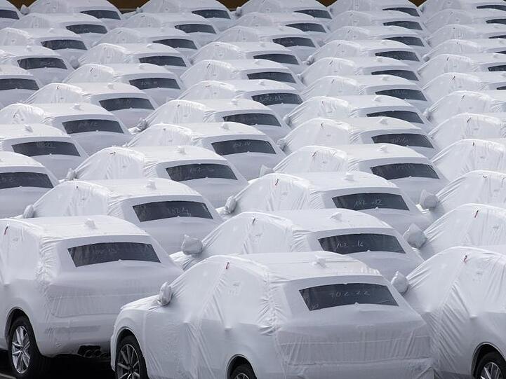 Fahrzeuge des Volkswagen Konzerns stehen im Hafen von Emden zur Verschiffung bereit. Foto: Jörg Sarbach/dpa/Archivbild/Symbolbild