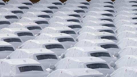 Fahrzeuge des Volkswagen Konzerns stehen im Hafen von Emden zur Verschiffung bereit. Foto: Jörg Sarbach/dpa/Archivbild/Symbolbild