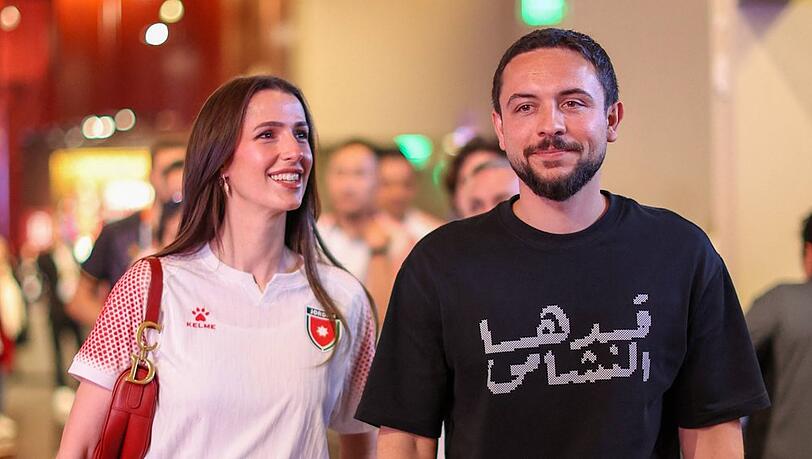 Sportlicher Auftritt: Prinzessin Rajwa und Prinz Hussein besuchten am 16. Juni das erste Spiel der jordanischen Nationalmannschaft bei der Fußball-Weltmeisterschaft in San Francisco. Glück brachte es dem Team nicht: Jordanien unterlag Österreich mit 1:3. Sportlicher Auftritt: Prinzessin Rajwa und Prinz Hussein besuchten am 16. Juni das erste Spiel der jordanischen Nationalmannschaft bei der Fußball-Weltmeisterschaft in San Francisco. Glück brachte es dem Team nicht: Jordanien unterlag Österreich mit 1:3.