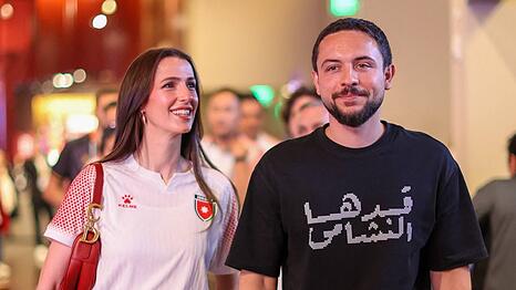 Sportlicher Auftritt: Prinzessin Rajwa und Prinz Hussein besuchten am 16. Juni das erste Spiel der jordanischen Nationalmannschaft bei der Fu&szlig;ball-Weltmeisterschaft in San Francisco. Gl&uuml;ck brachte es dem Team nicht: Jordanien unterlag &Ouml;sterreich mit 1:3.