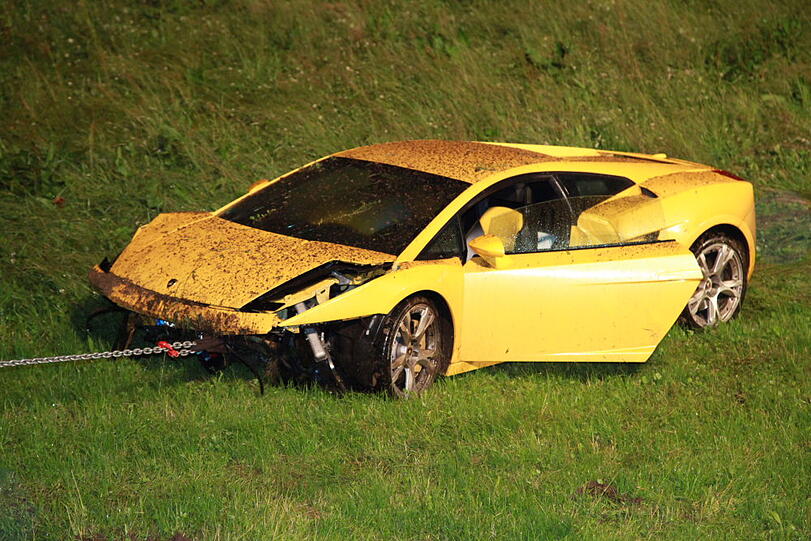 Auf regennasser Fahrbahn ist am Dienstagabend ein Münchner mit seinem Lamborghini von der Straße abgekommen und schwer verunglückt. Die Ursache war vermutlich überhöhte Geschwindigkeit. Der Fahrer musste schwer verletzt ins Krankenhaus eingeliefert werden. Die  Bilder von der Unfallstelle.