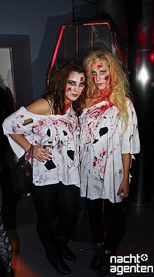 Rococo Halloween Clubbing im 8 Seasons. Mehr Bilder unter: www.nachtagenten.de.
