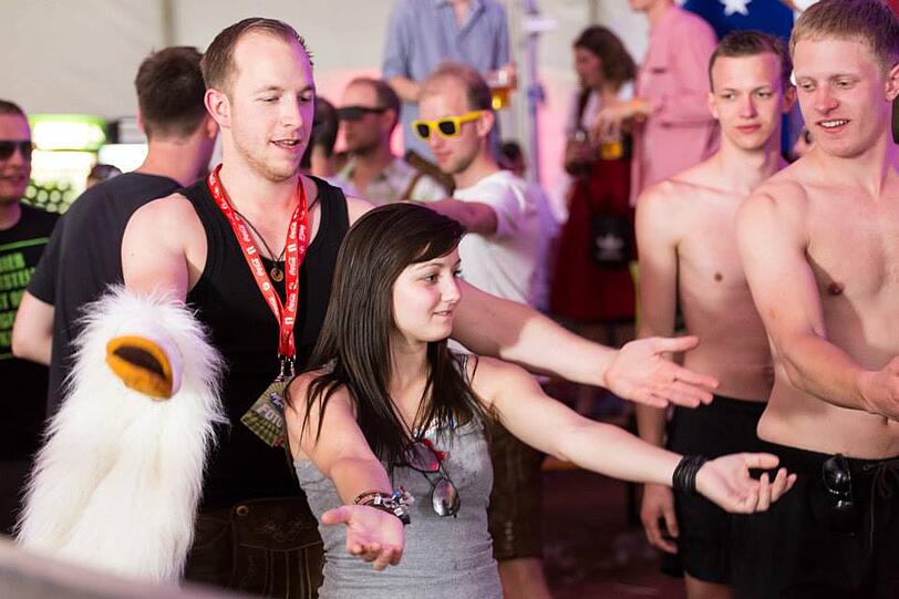 Dirndl und Lederhosen am kroatischen Strand: Bilder von der wilden Springbreak Wiesn-Party zum Durchklicken!